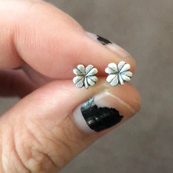 3/$15 🌞 last pair! ✨ Sterling Silver Mini Clover Earrings - Picture 2 of 4